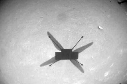 زباله های فضایی روی پای بالگرد مریخی نبوغ