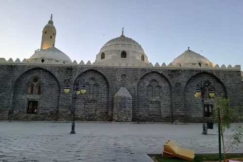 برپایی نماز باران توسط دانشجویان عمره گزار در مسجد غمامه