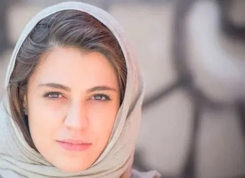 جنجال در آغوش گرفتن خانم و آقای بازیگر روی صحنه